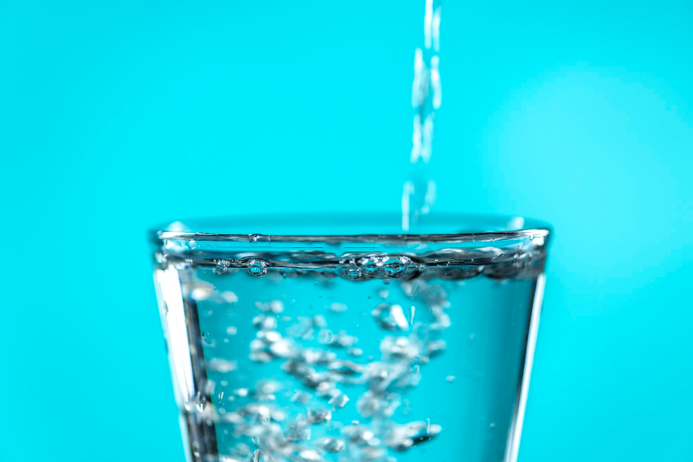 الماء هو أهم العناصر الغذائية الستة الضرورية للجسم وذلك لأهميته القصوى للجسم