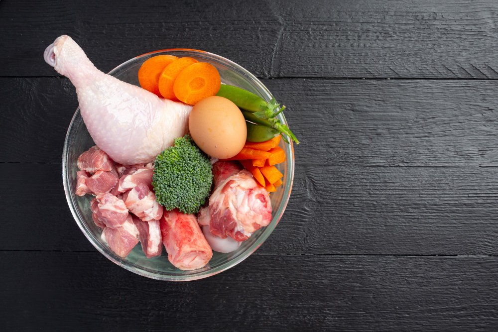البيض واللحوم منخفضة الدهون من أهم مصادر البروتينات الموجودة في جدول العناصر الغذائية